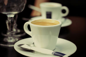 Pause café dans un bistrot parisien.